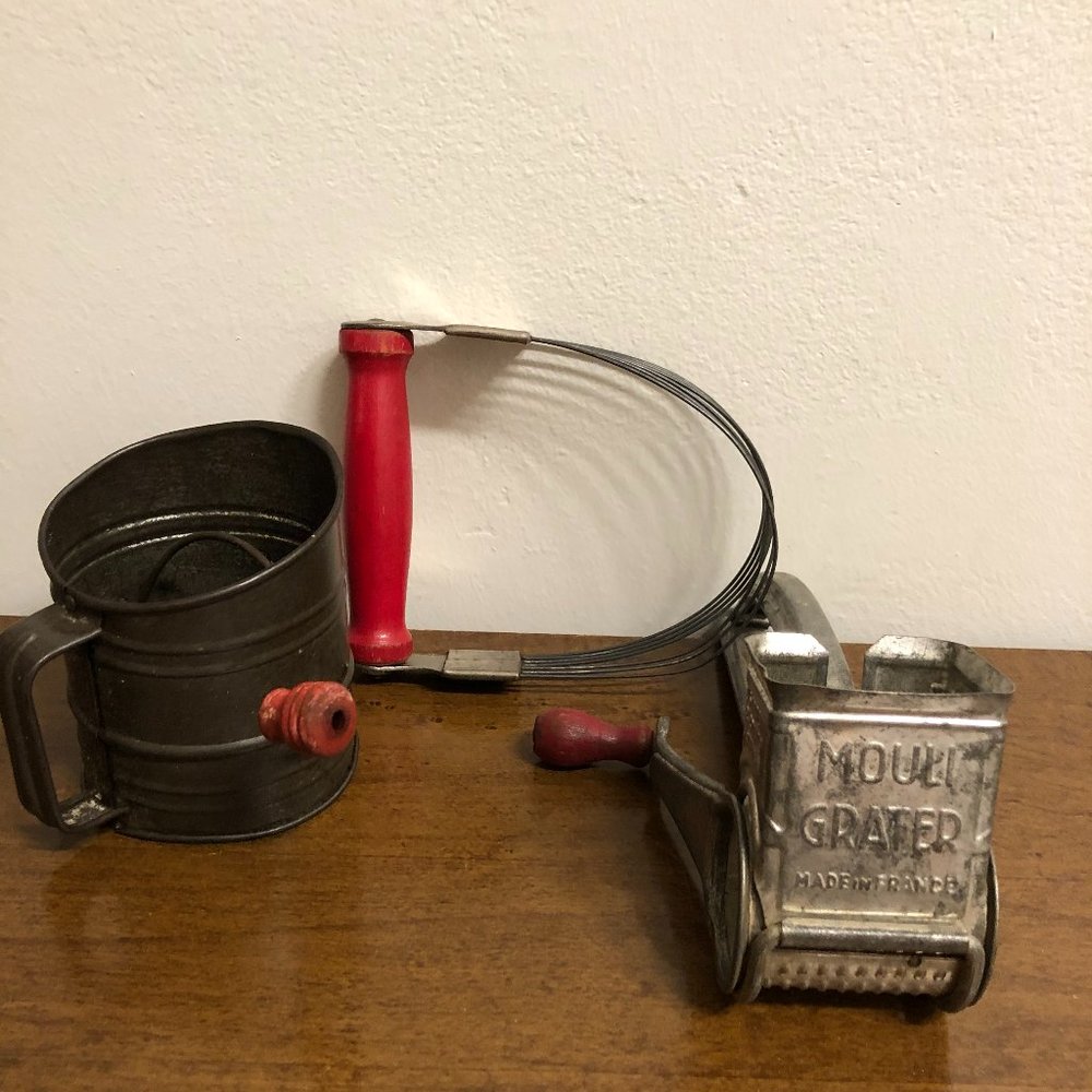 RED HANDLE WIND TINY SIFTER  PASTRY BLENDER MOULI ROTARY HARD CHEESE GRATER - Picture 9 of 14